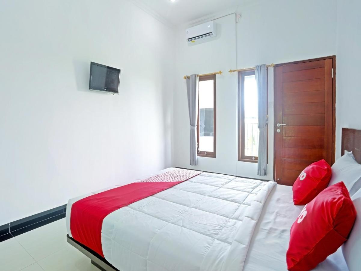 Oyo 90859 Cahaya Guest House Pesanggaran Extérieur photo
